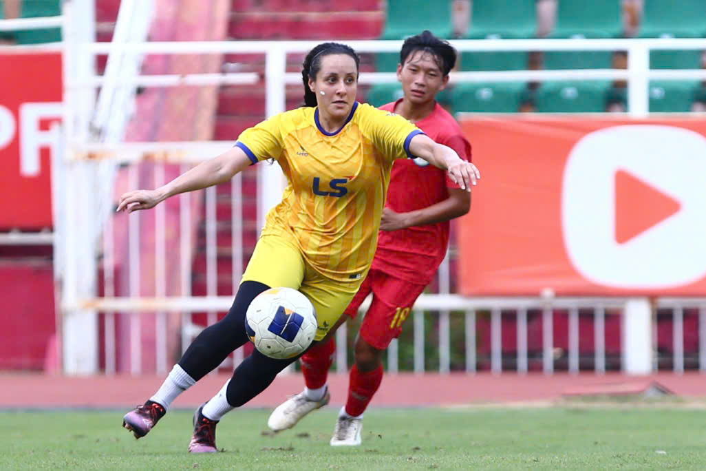 Hai tân binh Maria Khan và Sakura Yoshida ra mắt CLB nữ TP.HCM